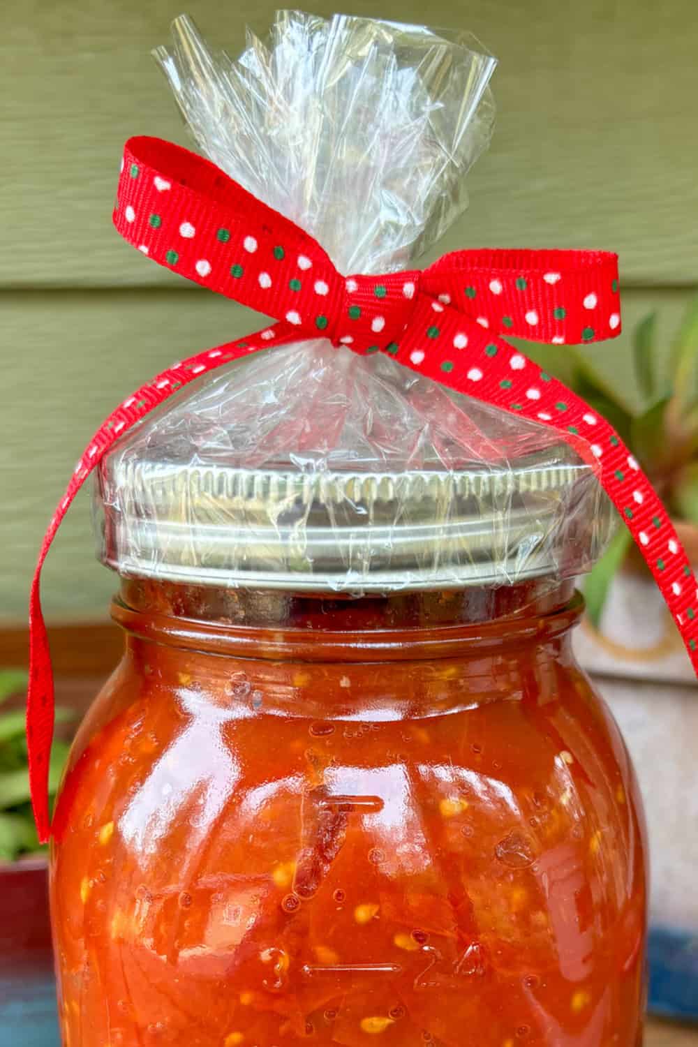 canned spaghetti sauce ready for an Italian food gift basket