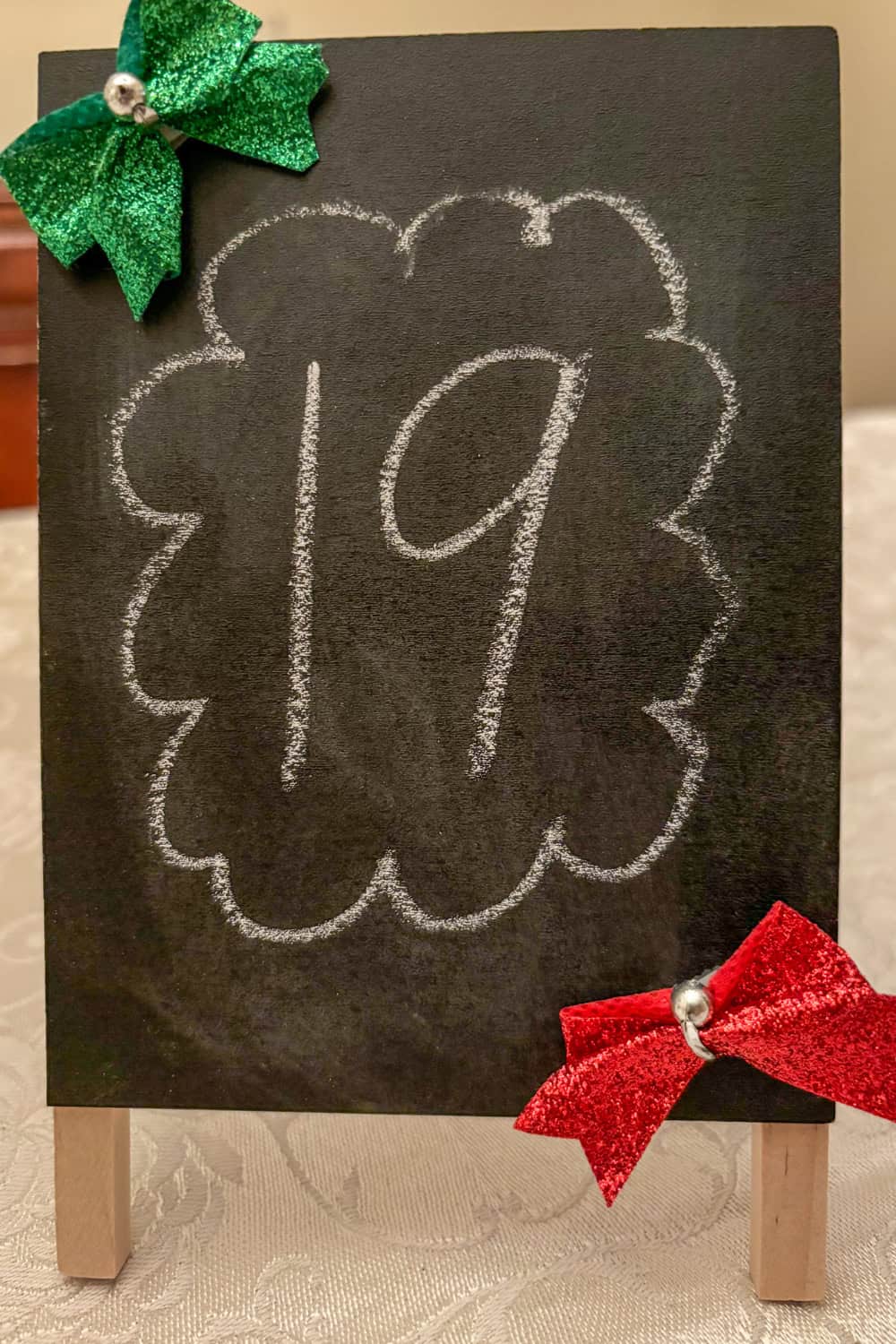 easy DIY Christmas decorations advent chalkboard