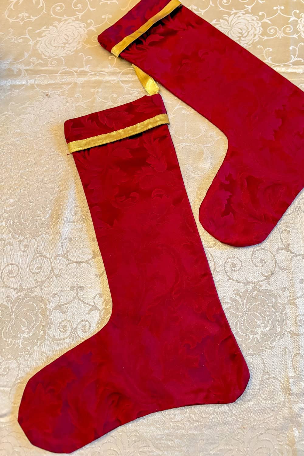 easy DIY Christmas decorations fabric stockings