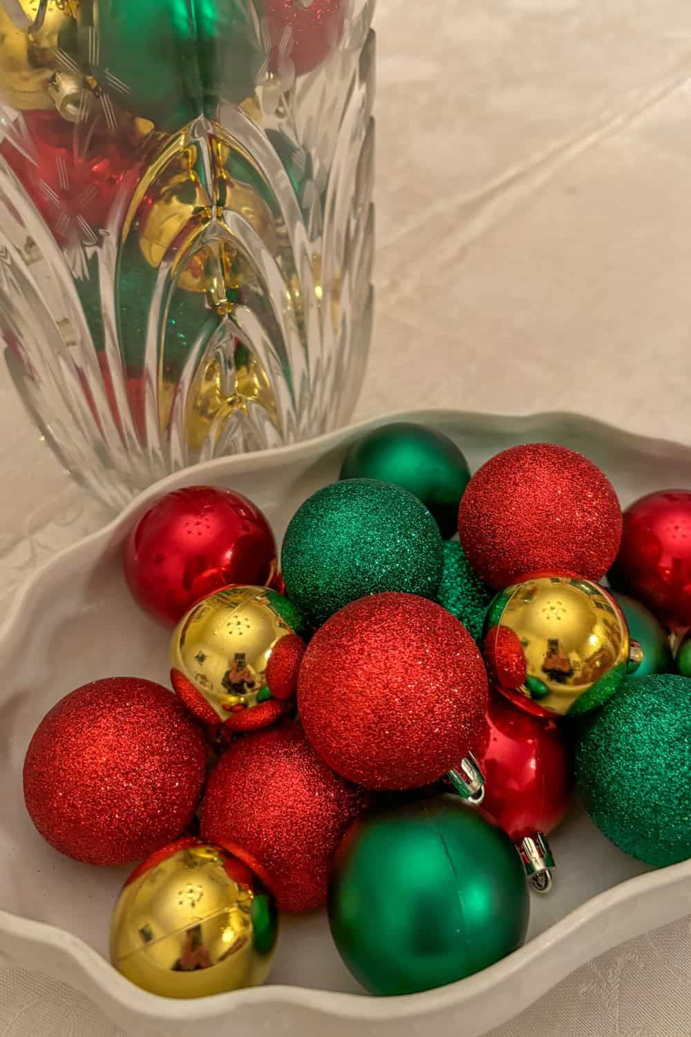 easy DIY Christmas decorations ornaments in vase and bowl